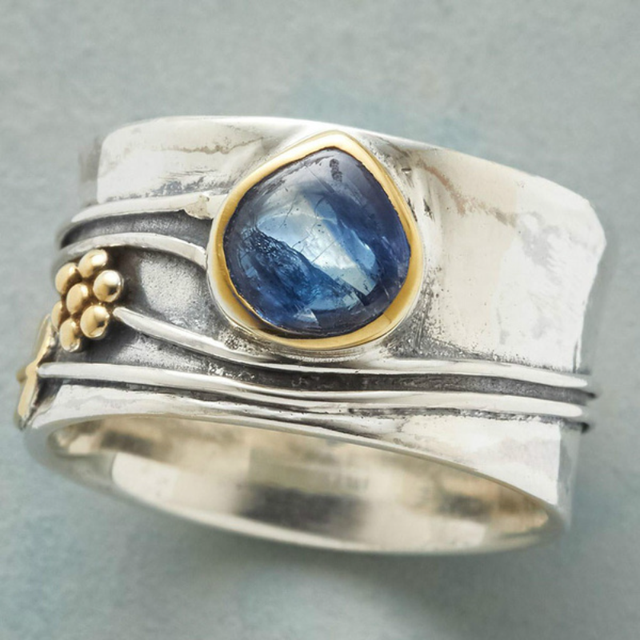 Inel de epocă cu piatră albastră în argint