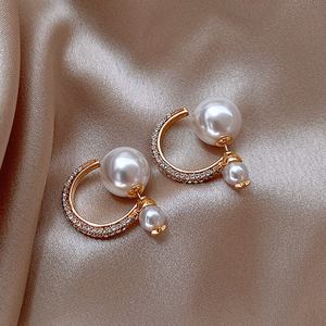 Cercei de perle elegante și strălucitoare