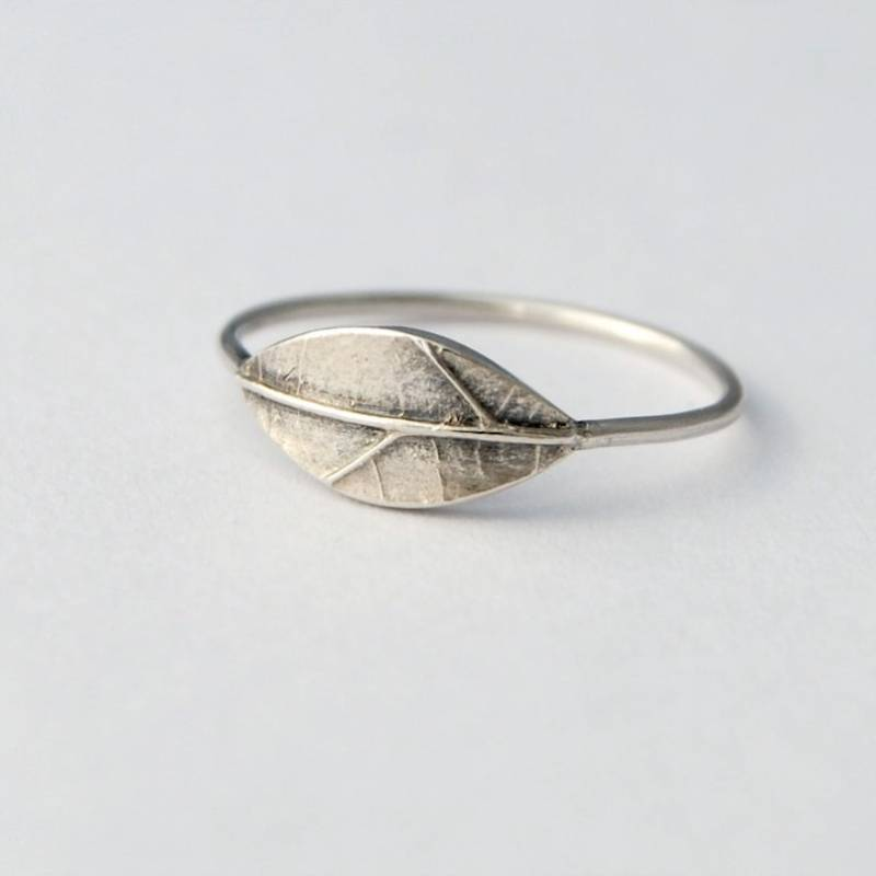Inel de argint placat cu frunze de epocă