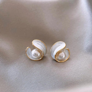 Cercei de nucă cu perle și opal alb în aur