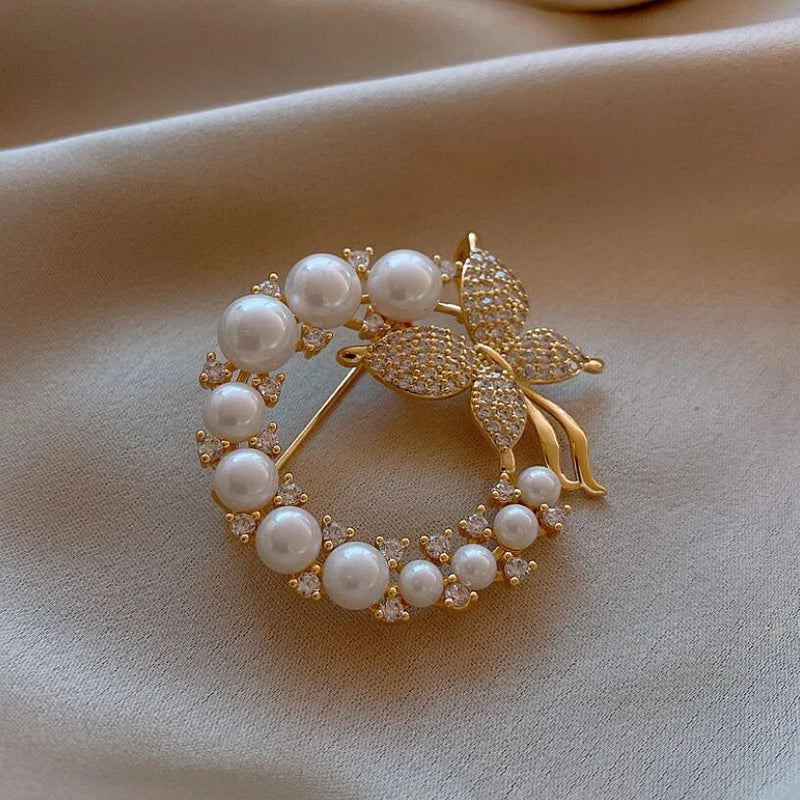 Broșă fluture de epocă cu perle și diamante în aur