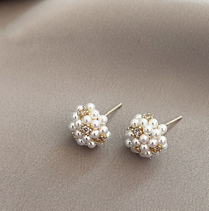 Cercei cu perle mici și elegante