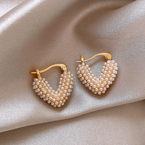 Cercei eleganți în formă de inimă cu perle încrustate